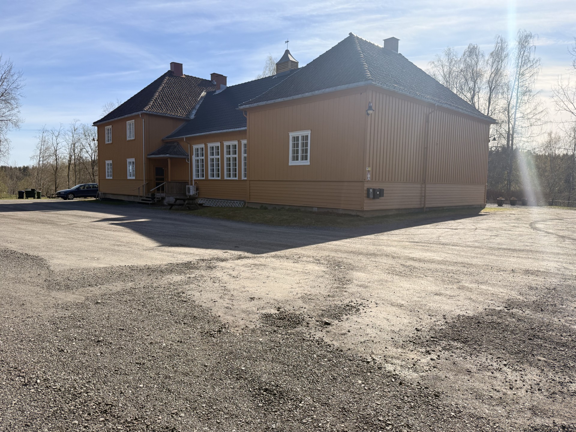 Sett fra parkeringplass